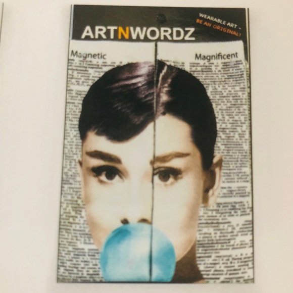 Audrey Hepburn ARTNWORDZ Wearable Art socks - Picture 5 of 8